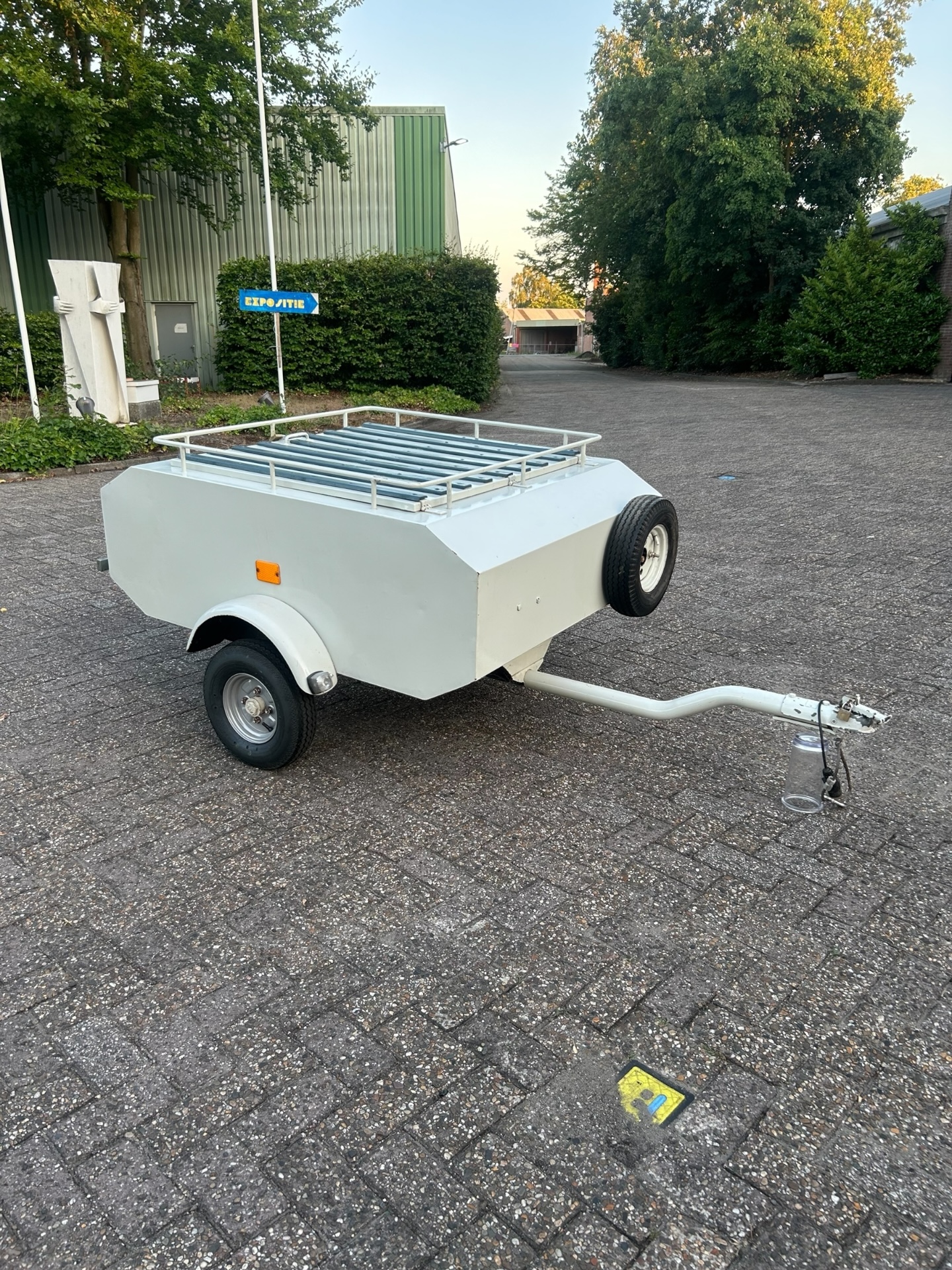 Retro bagagewagen wit aanhanger
